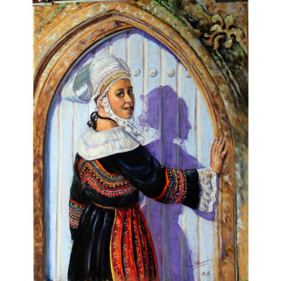"Femme de Sant Evarzeg devant la chapelle"