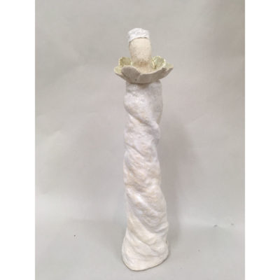 "Femme fleur, collier de perles et pétales à la feuille d’or blanc"