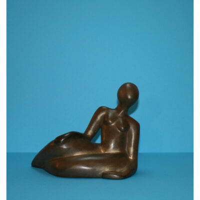 "Femme assise dorée"