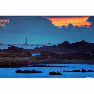 "Paysages: Le phare des Heaux à l'aube"
