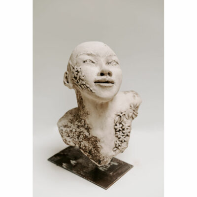 "Femme brodée"